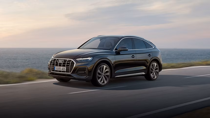 Coche audi en carretera