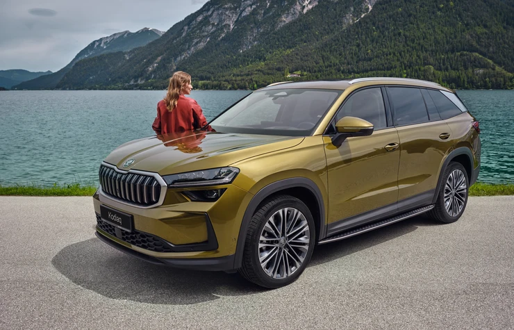 Coche skoda en carretera