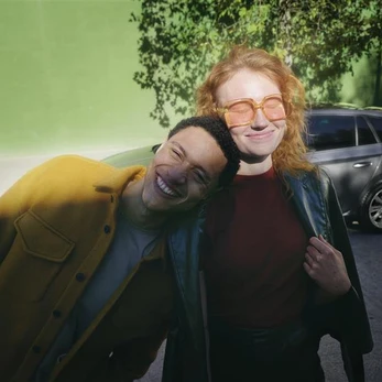 Chico y chica sonriendo